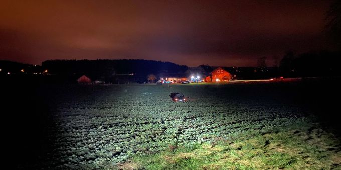 Cham ZG - Autofahrer fährt in Rapsfeld – Verdacht auf Drogeneinfluss