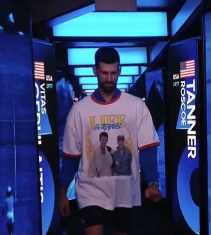 Djokovic trägt das Shirt seinen grossen Fans. Djokovic