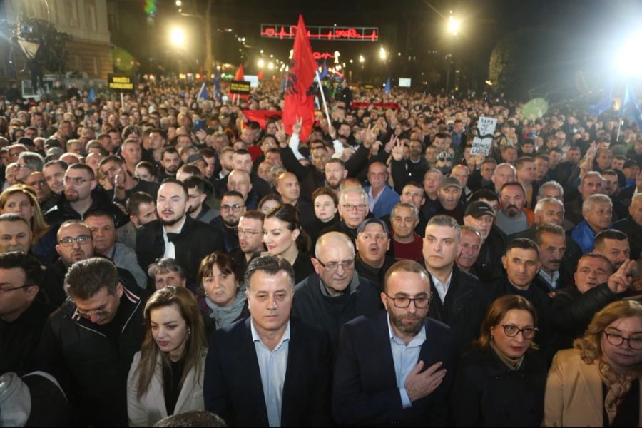 Ein Protest vor dem Regierungsgebäude in Tirana, Albanien. (Archivbild)