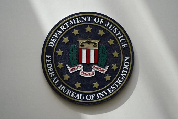 Auch die US-amerikanische Bundesbehörde FBI trug ihren Teil zur Festnahme der Beschuldigten bei. (Symbolbild) FBI Emblem Festnahme
