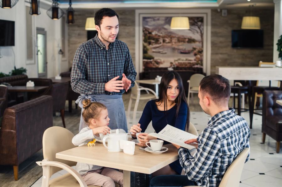 Familie im Restaurant.