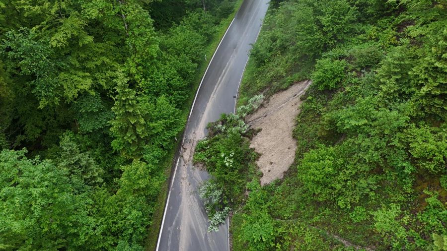 Bei der Strasse zwischen Freckmünd und Schmidrüti ZH ist es zu einem Erdrutsch gekommen.