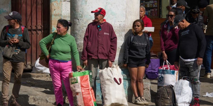 Menschen in Havanna warten auf ein Transportmittel. Foto: Ramon Espinosa/AP/dpa