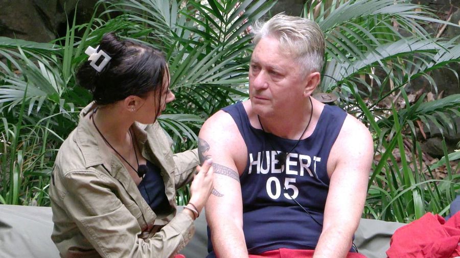 Samira findet es gar nicht lustig, dass Hubert seine Oropax behalten will – und Simone dafür die Asche ihres verstorbenen Sohnes abgeben muss!