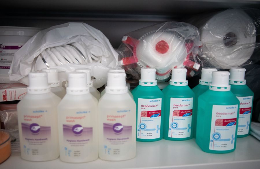 Gemäss ersten Ermittlungen könnte ein Reinigungsmittel mit einem alkoholischen Getränk verwechselt worden sein. (Symbolbild)