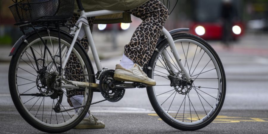 Die Stadt Bern will, dass sich noch mehr Menschen aufs Velo schwingen. (Archivbild)