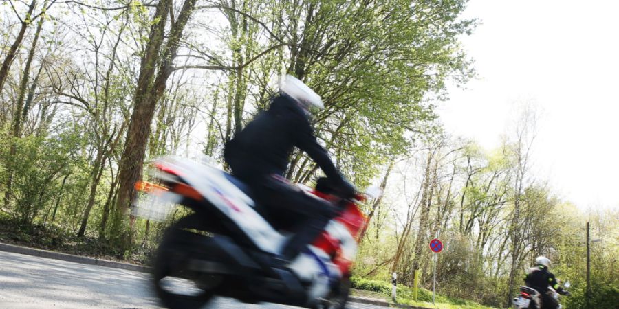 Die Ambulanz brachte den schwer verletzten Motorradfahrer in ein Spital. (Symbolbild)
