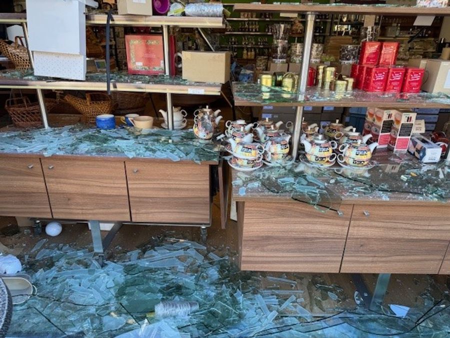 Mittlerweile hat das Team die Scherben beseitigt, der Laden konnte wieder normal geöffnet werden.