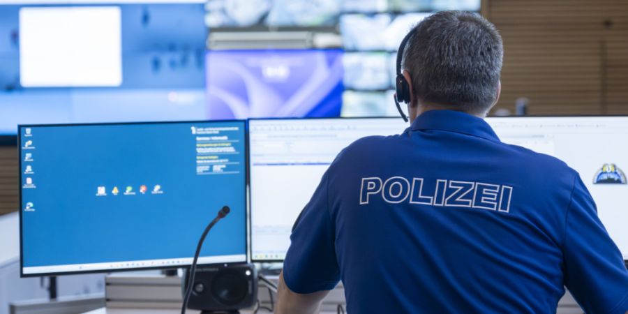 Die Kantonspolizei erhielt am Montagnachmittag die Meldung von einem Unfall in Riehen BS. Dabei wurde eine junge Frau von einem Auto erfasst und durch die Luft geschleudert. (Archivbild)