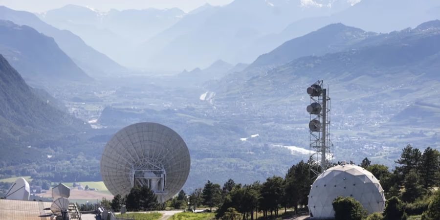 Die Satellitenstation Brentjong über Leuk VS – unterhalb dieses Gebietes sind erste Radome der geplanten Starlink-Bodenstation aufgetaucht.