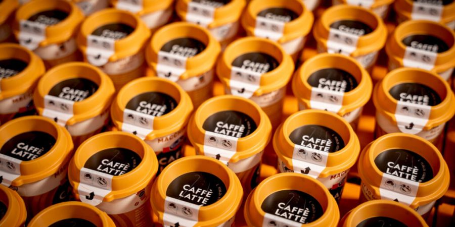 Emmi führt bei der Caffè-Latte-Produktereihe eine vollständig recyclingfähige Verpackungslösung und ein neues Design ein.