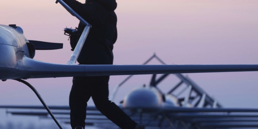 ARCHIV - Ein ukrainischer Soldat bereitet den Start der Langstreckendrohne An-196 Ljutyj in der Ukraine vor. Foto: Evgeniy Maloletka/AP/dpa