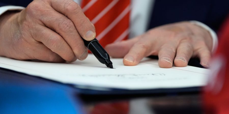 US-Präsident Donald Trump unterzeichnet im Oval Office des Weißen Hauses in Washington ein Haushaltsgesetz, das den teilweisen Stillstand der Bundesregierung beendet. Foto: Alex Brand...
