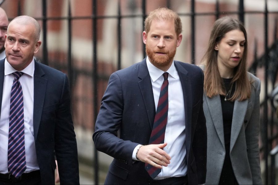 Er sagte aus, dass er mit keinem Journalisten befreundet sei.