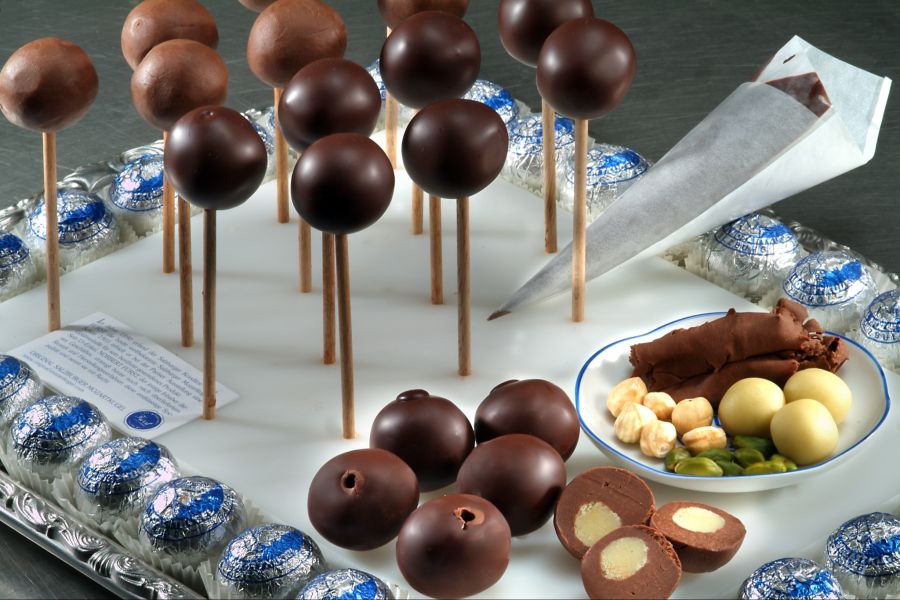 Der Kern der Salzburger Mozartkugeln besteht aus grünem Pistazien-Marzipan.