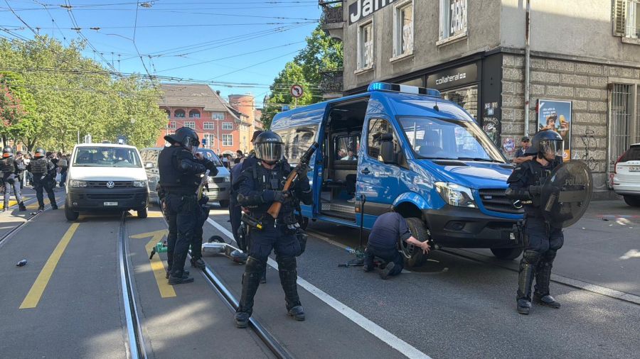 Mitten im Getümmel hat ein Polizeiauto einen Platten.