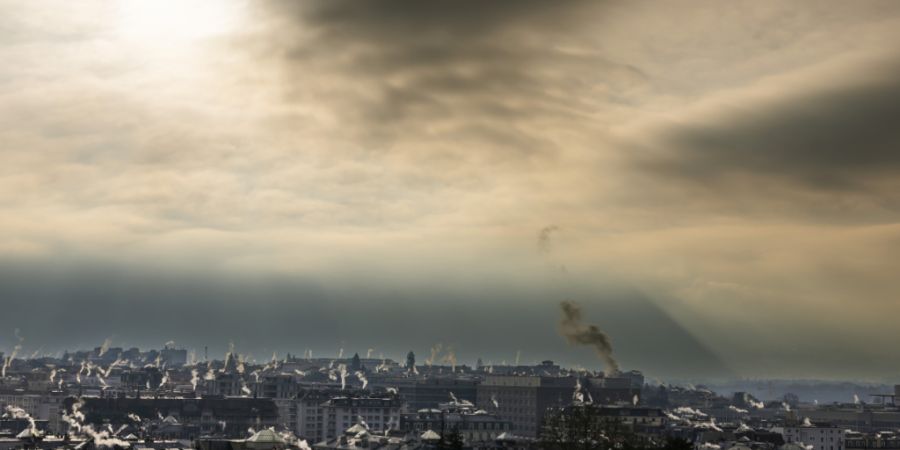 Trotz Verbesserungen zeigen zu viele Messstationen in Europa zu hohe Luftverschmutzung. Die Europäische Umweltagentur EEA sieht vor allem bei Feinstaub weiteren Handlungsbedarf. (Symbo...