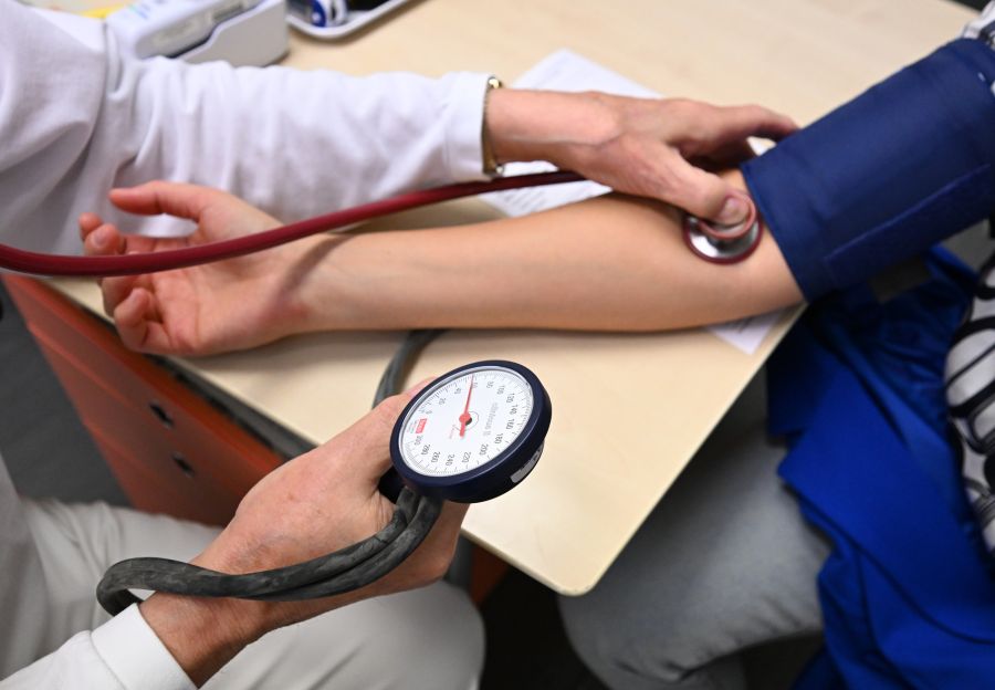 Die SVP befürchtet wiederum, dass jetzt noch mehr Menschen ohne Krankenkasse nach Zürich kämen, um davon zu profitieren. (Symbolbild)