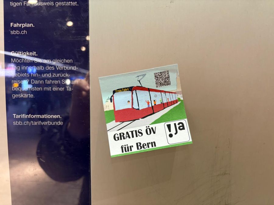 «Gratis ÖV für Bern», steht auf den Post-Its geschrieben.