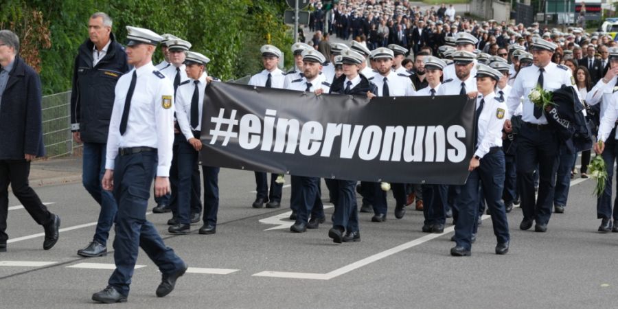 ARCHIV - Zahlreiche Polizisten gehen in einem Trauermarsch für den in Völklingen erschossenen Polizisten, Polizeioberkommissar Simon B., zur Beisetzung. Foto: Patrick von Frankenberg/dpa