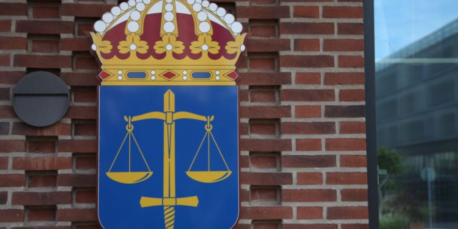 ARCHIV - Das Logo der schwedischen Gerichte am Amtsgericht von Malmö. Foto: Steffen Trumpf/dpa