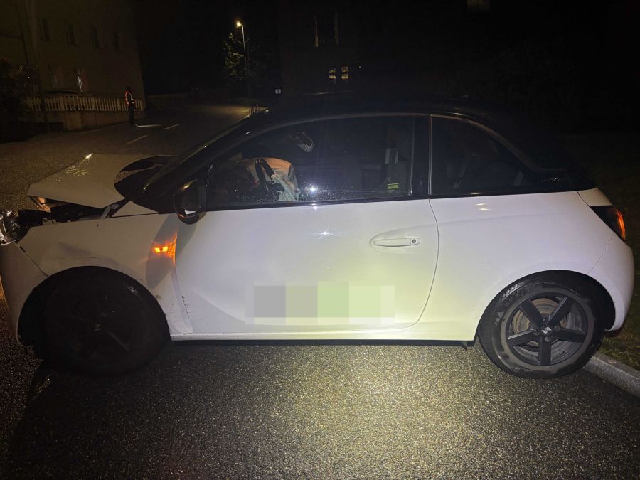 Am Unfallfahrzeug, sowie dem parkierten Auto als auch der Mauer entstand Sachschaden.