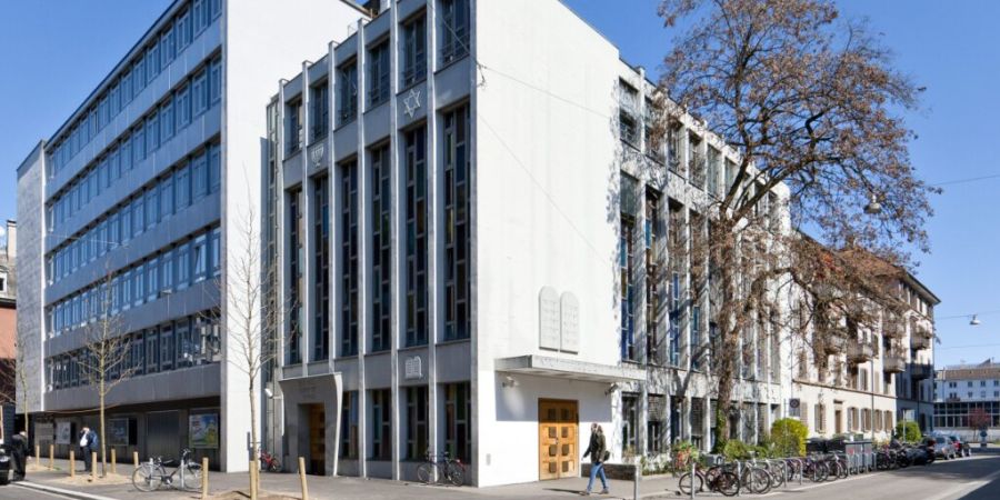 Das Bezirksgericht Zürich verurteilte am Dienstag einen 27-jährigen Schweizer zu einer stationären Massnahme, weil er mit einem Messer bewaffnet um die Zürcher Synagoge Agudas Achim...