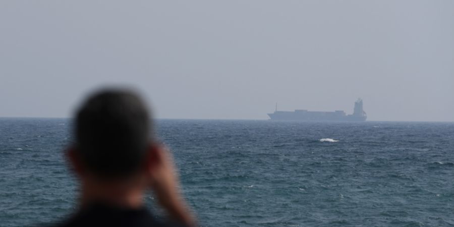 Seit den Angriffen passieren aus Sicherheitsgründen kaum noch Schiffe die Meerenge am Persischen Golf, durch die in Friedenszeiten täglich über 20 Millionen Barrel und damit rund ein...