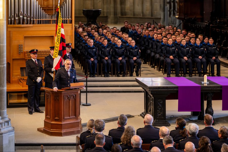 Der Kommandant der Kantonspolizei Bern, Christian Brenzikofer, hält im Berner Münster bei der Vereidigung neuer Korpsangehöriger eine Rede.