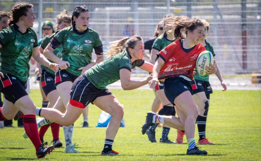 Die Berner Rugby-Spielerinnen sind von den Baslerinnen nicht zu stoppen.