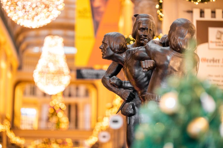 Bronzefiguren in der Mädlerpassage: Hier befindet sich der Eingang zu Auerbachs Keller.