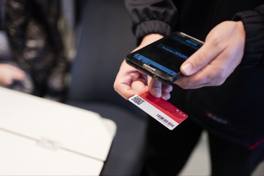 Ihm werden Betrug, Urkundenfälschung, Geldwäscherei und Widerhandlung gegen das Waffengesetz vorgworfen. (Symbolbild)