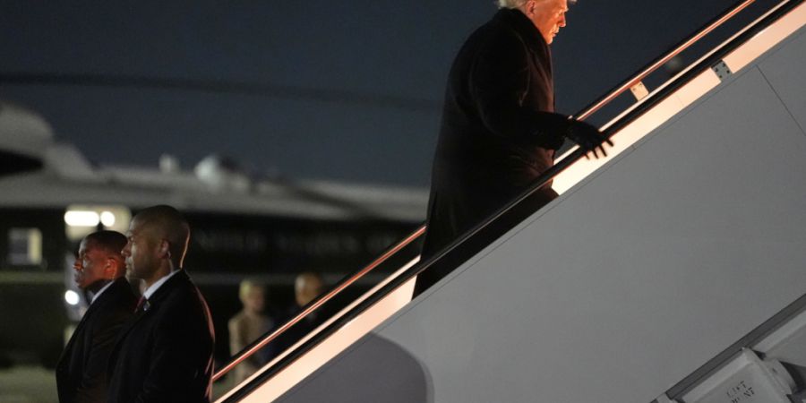 US-Präsident Donald Trump besteigt die Air Force One, um an der Weltwirtschaftskonferenz in Davos teilzunehmen. Foto: Evan Vucci/AP/dpa