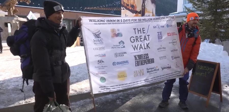 Aktivismus als Tradition: Gemeinsam mit anderen Aktivisten macht Andrew Funk während des WEF auf Odachlosigkeit aufmerksam.