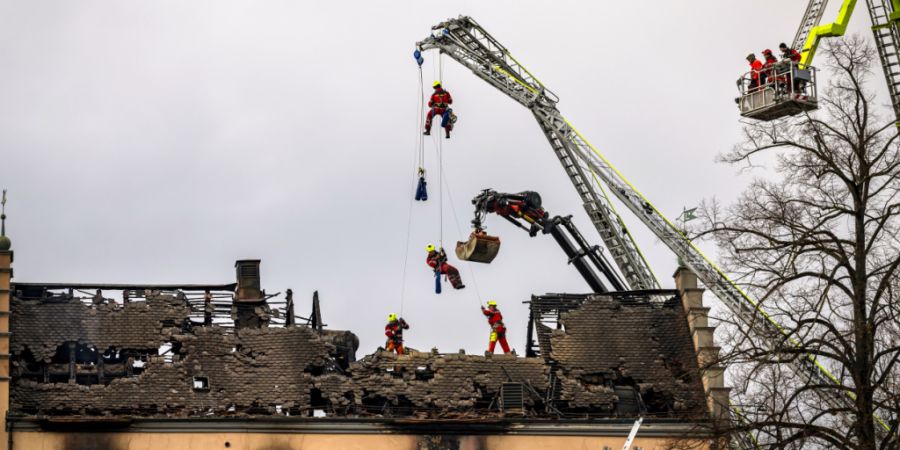 Am Montagnachmittag hob die Feuerwehr noch die Lüftungsanlage aus dem Dachstock, danach beendete sie ihren Einsatz. (Archivbild)