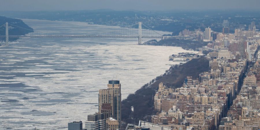 Die George Washington Bridge ist zu sehen, während Eis auf dem Hudson River schwimmt, vom Edge Sky Deck in Hudson Yards aus gesehen, . Foto: Yuki Iwamura/AP/dpa