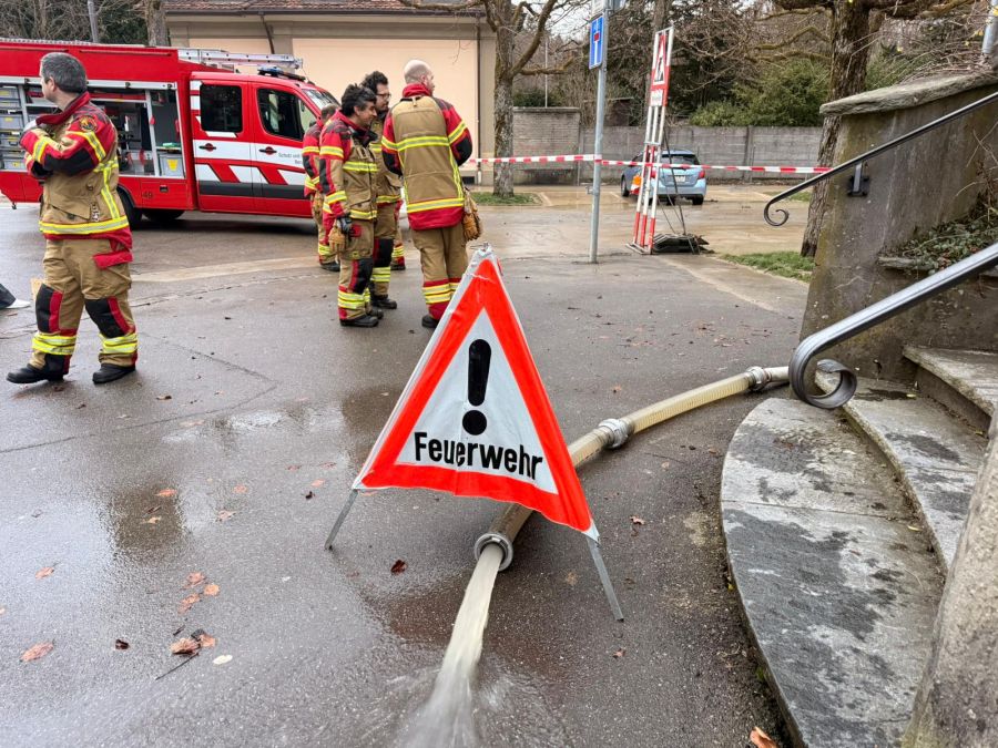 Die Feuerwehr ist damit beschäftigt, das Wasser abzupumpen.