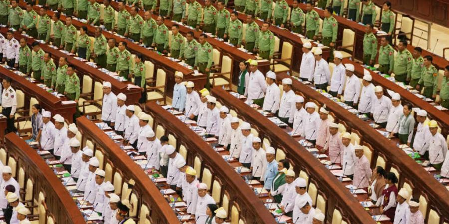 Myanmars Militärvertreter und Gesetzgeber legen während einer Parlamentssitzung im Unterhaus in Naypyitaw, Myanmar, ihren Eid ab. Foto: Aung Shine Oo/AP/dpa