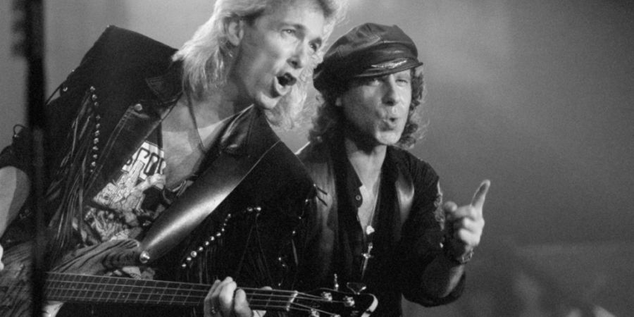 Frontmann Klaus Meine (r) und der damalige Bassist Francis Buchholz von der Rockband Scorpions. Foto: Dieter Roosen/dpa