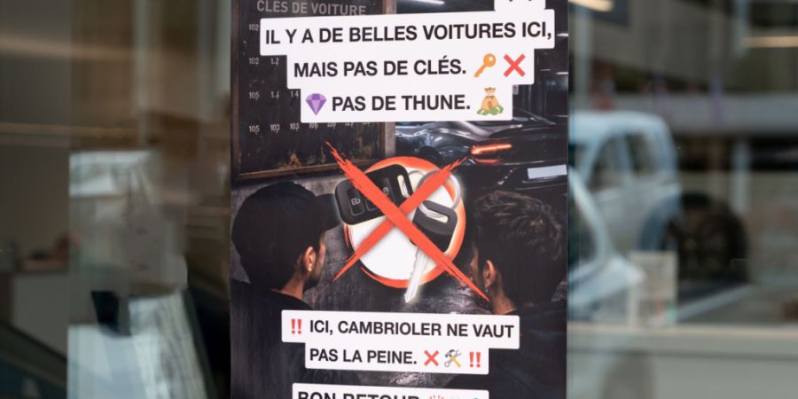 Die Kantonspolizei St. Gallen spricht mögliche Täter mit Plakaten an Autogaragen direkt an.