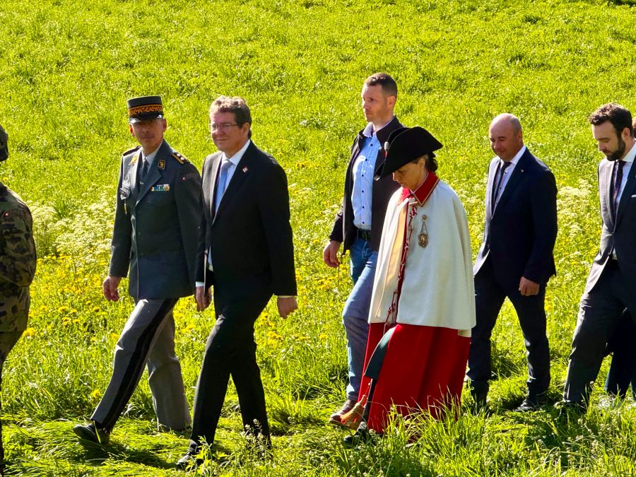 Auch das gibt es nur an der «Fahrt»: Bundesrat Albert Rösti, eine Weibelin und Divisionär Daniel Keller pirschen auf dem Fahrtsweg durchs hohe Gras.