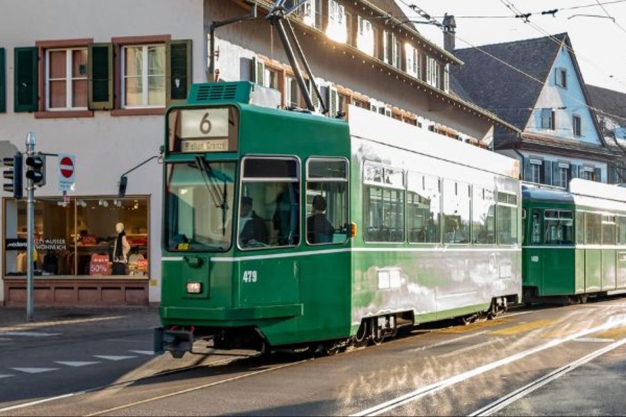 Viele Gemeinden rund um Städte, beispielsweise Riehen BS, werden zu «Schlafgemeinden». Sie weisen stark negative Pendlersaldi auf.