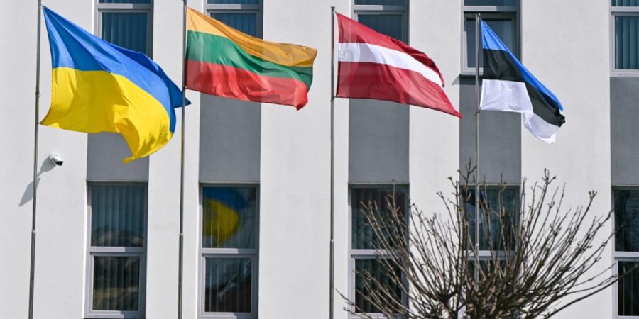 ARCHIV - Die Flaggen der Ukraine (l-r), von Litauen, von Lettland und von Estland. Foto: --/https: