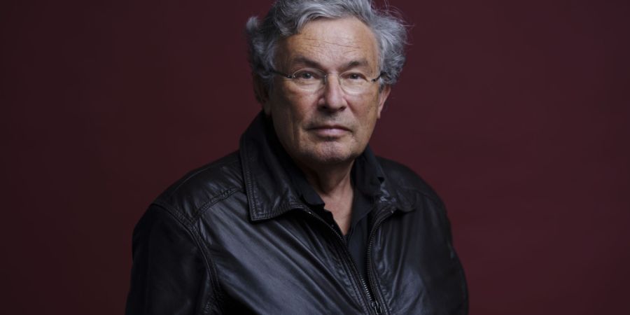 Der Schweizer Autor Charles Lewinsky will mit seinen Büchern keine Botschaften senden. «Ich gehöre zu der altmodischen Sorte Schriftsteller, die Geschichten erzählen wollen», sagt er...