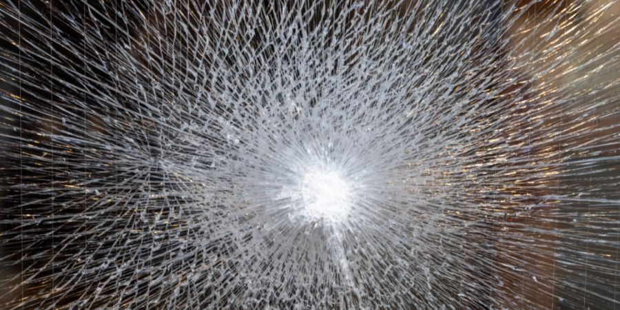 Der nächtliche Einbrecher in Suhr hat mithilfe eines Steins eine Terrassentüre eingeschlagen. (Symbolbild)