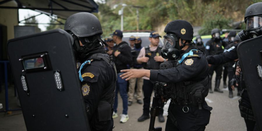 Sicherheitskräfte dringen in das Gefängnis Preventivo Zona 18 ein, um die als Geiseln genommenen Wärter zu befreien und die Kontrolle über die Einrichtung wiederzuerlangen. Foto: Em...