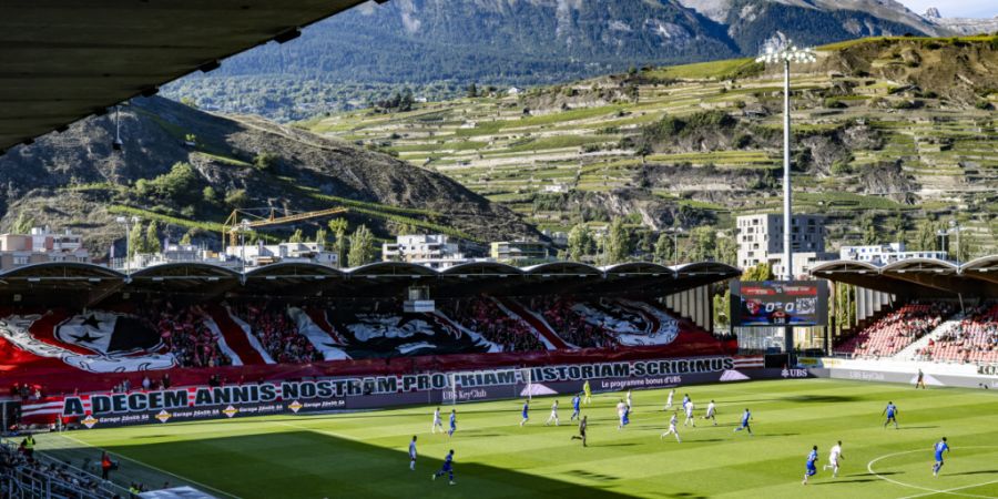 Das Stade de Tourbillon in Sitten: ein Fussballfan stürzte von der Tribüne uns starb. (Archivbild)