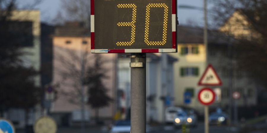 Über das Temporegime auf Hauptstrassen bestimmt ab 1. Juni der Kanton Zürich. (Symbolbild)