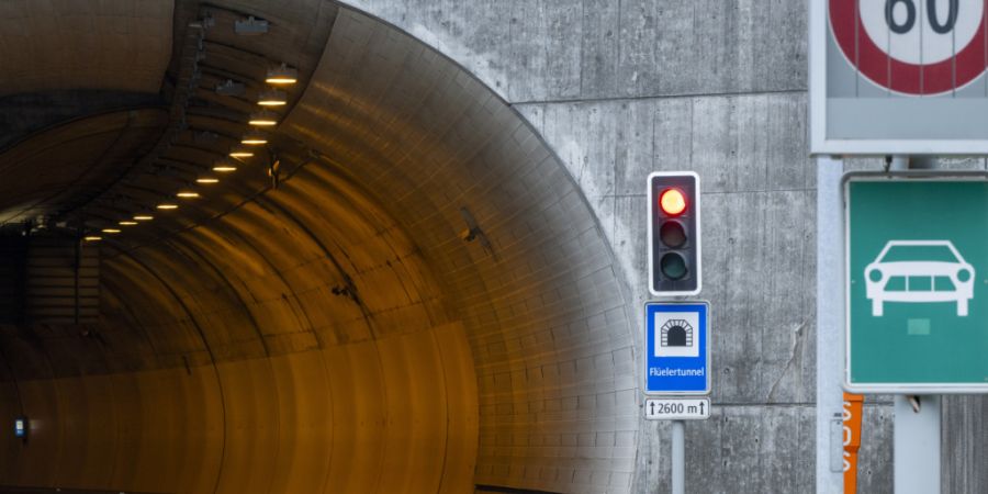 Der Flüelertunnel war wegen des Unfalls zwei Stunden lang gesperrt. (Archivaufnahme)