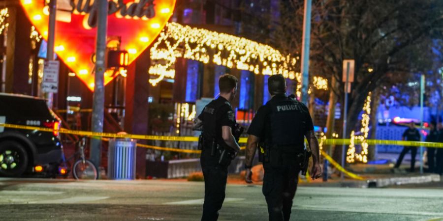 HANDOUT - Polizeibeamte bewachen den Tatort in Austin. Foto: Ricardo B. Brazziell/Austin American-Statesman/AP/dpa - ACHTUNG: Nur zur redaktionellen Verwendung im Zusammenhang mit der a...